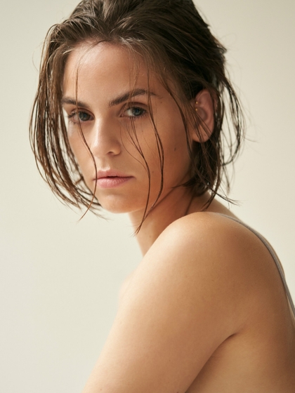 AMBER LOUISE DE WIT